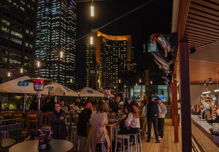 Background image for This Just In: If Labor Gets Re-Elected, You'll Be Able to Hang at the Pub Until 3am — and Your Dog Can Too