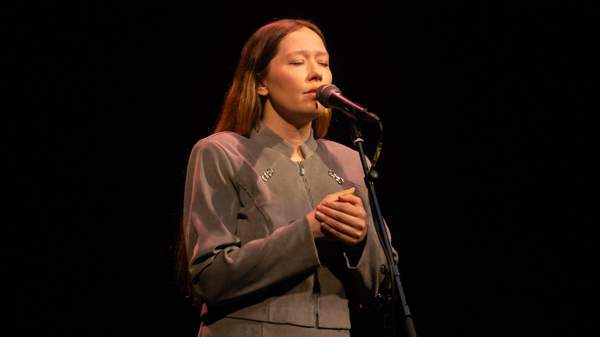 LONDON, ENGLAND - SEPTEMBER 02: Julia Jacklin performs at The Lyric Theatre on September 02, 2024 in London, England. (Photo by Lorne Thomson/Redferns)