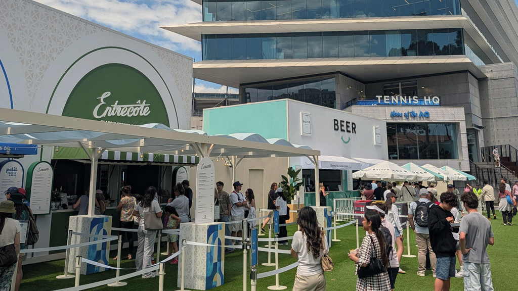From Aperol Spritzes to Surviving the Heat: How to Do the Australian Open Like a Pro