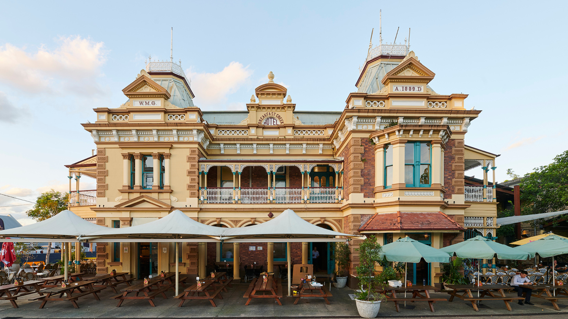 Breakfast Creek Hotel
