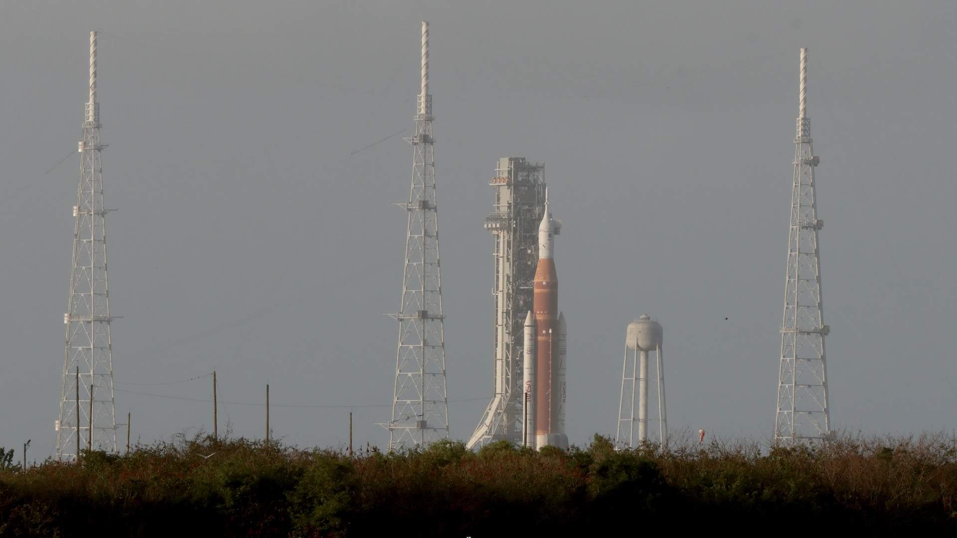CAPE CANAVERAL, FLORIDA - MARCH 30: NASA's Artemis II Space Launch System rocket and Orion spacecraft sit on Launch Pad 39B at the Kennedy Space Center on March 30, 2026, in Cape Canaveral, Florida. The rocket is being prepared for an April 1, 2026 launch for a 10-day mission, which is scheduled to take four astronauts around the Moon and back to Earth. (Photo by Joe Raedle/Getty Images)