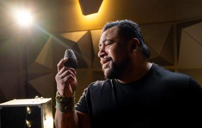 Background image for Are You Bruisin' While Choosin'? A Two-Time Australian Strongman Is Here to Stop Shoppers From Squeezing Avos in the Aisle