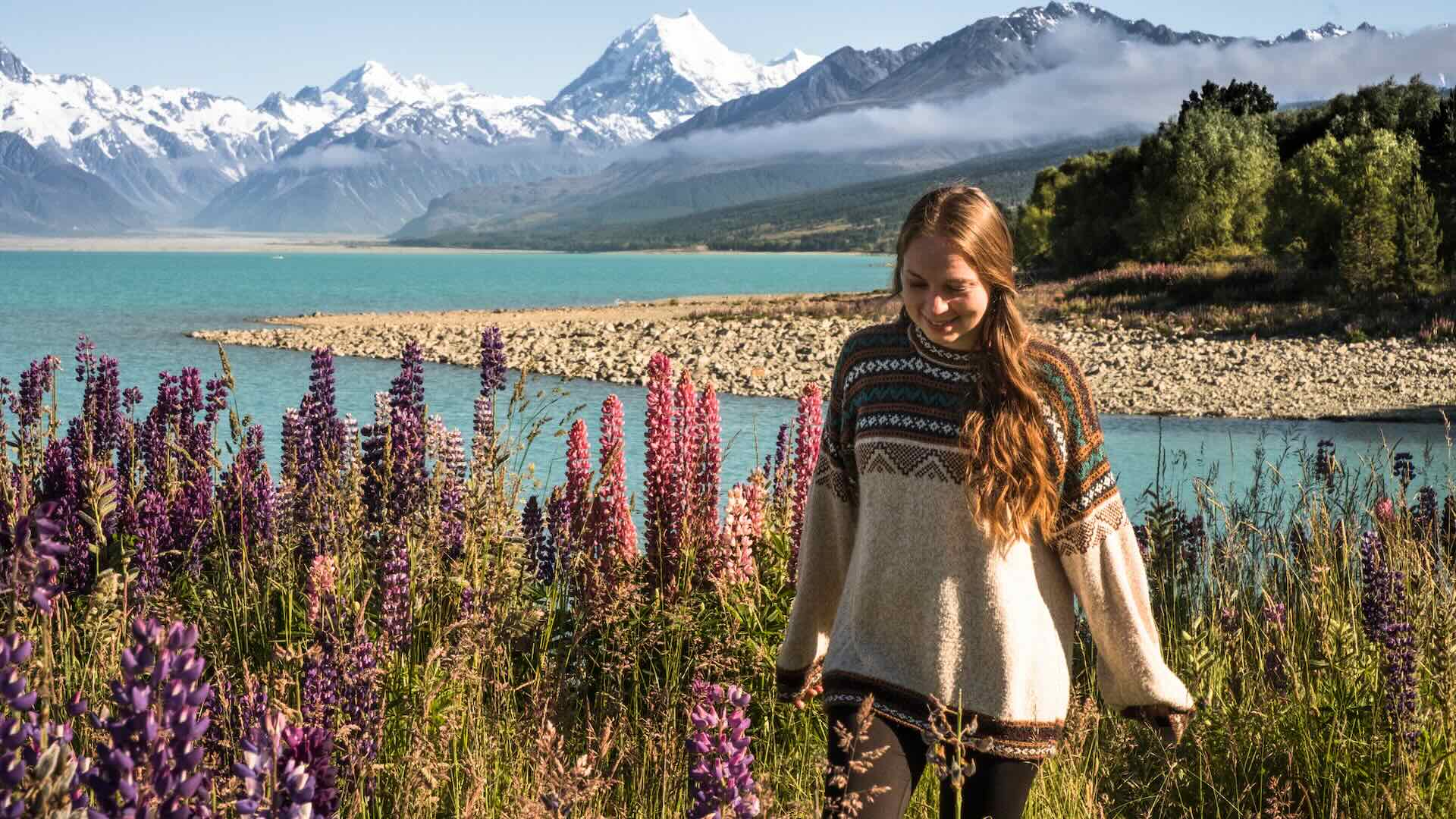 Mount Cook mountain rage reflecting in Lake pukaki
